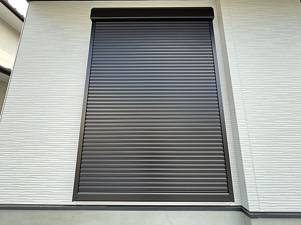 【防犯設備】外観を損なわないシンプルなデザインのシャッター。防犯や台風対策に効果的です