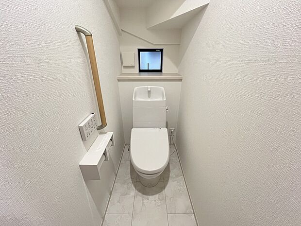 【トイレ】トイレは各階にご用意。ウォシュレット機能付き(B号棟)