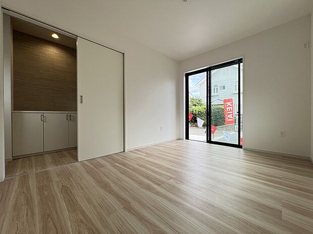 【洋室】1階洋室6帖 玄関入ってすぐの居室 客間としても重宝します