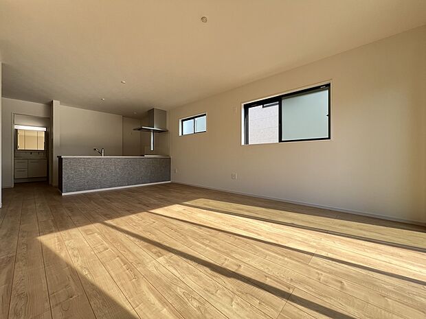 【リビング】リビング階段、収納2箇所、3面採光仕様と機能が充実の広々LDK(1号棟)