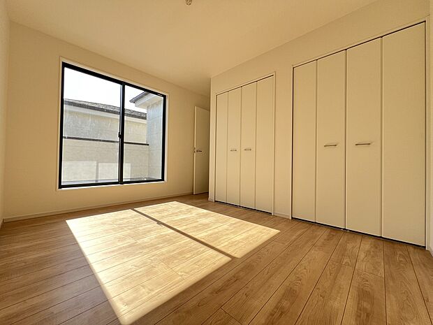 【洋室】洋室6.5帖　2面採光仕様、大容量収納スペース付き(1号棟)