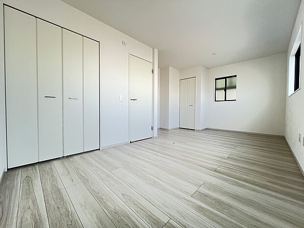 【洋室】洋室5.2＋4.5帖　出入口を2ヶ所に設置　将来2部屋に分けることも可能です！