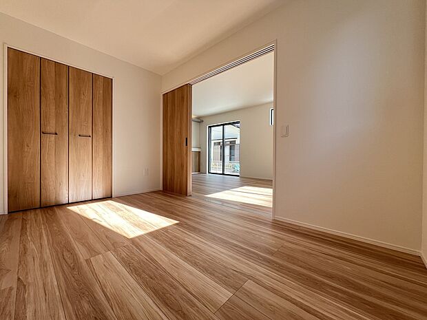 【洋室】リビング続き間の洋室5帖　ホールからでも出入り可能で客間としても重宝します(1号棟)