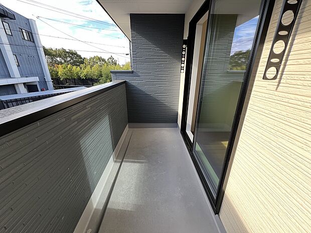 【バルコニー】南向きのバルコニーは陽当たり良好です(1号棟)