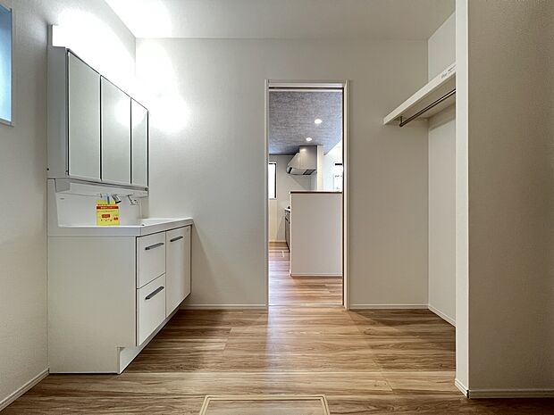 【洗面台・洗面所】1階ホールとキッチンから出入り可能な洗面脱衣室(1号棟)