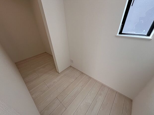 【収納】キッチン背面にはパントリー収納　フリーコーナーを設置しました