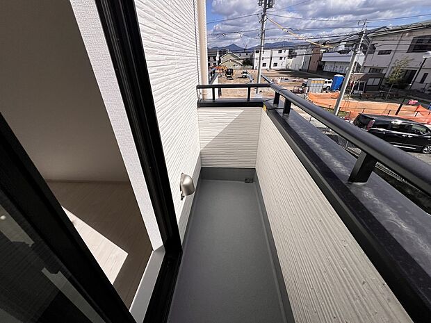 【バルコニー】セカンドリビングから出入り可能なバルコニー