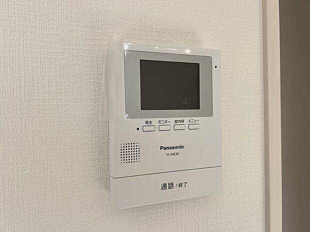 【防犯設備】TVモニター付きインターホン　手放し通話ができ、  送話表示灯で送話・受話状態が確認できます