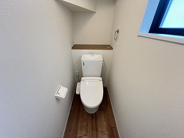 【トイレ】トイレは各階にご用意。ウォシュレット機能付き(1号棟)