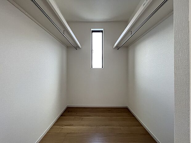 【ウォークインクローゼット】ハンガーパイプ付きのウォークインクローゼット(1号棟)