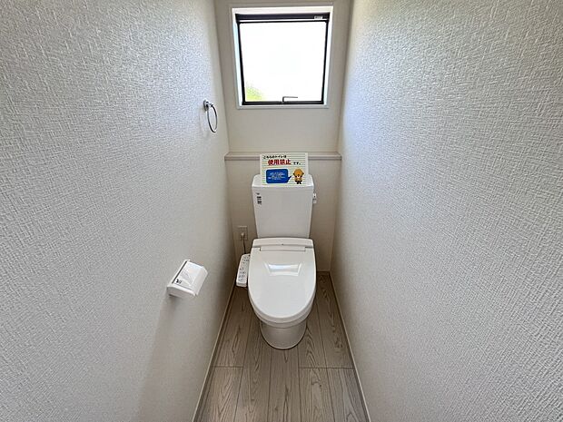 【同仕様写真(その他内観)】トイレは各階にご用意。ウォシュレット機能付き(同仕様)
