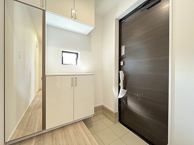 【玄関】玄関には姿見付きのシューズボックスをご用意しました(A号棟)