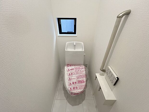 【トイレ】トイレは1.2階ともにございます　ウォシュレット機能付き(A号棟)