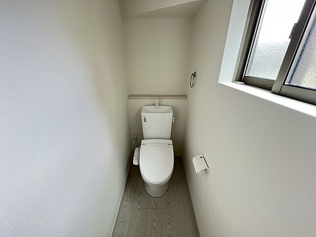 【同仕様写真(その他内観)】トイレは各階にご用意。ウォシュレット機能付き(同仕様)