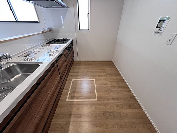 【同仕様写真(キッチン)】扱いやすいシステムキッチンで毎日のお料理もはかどります(同仕様)