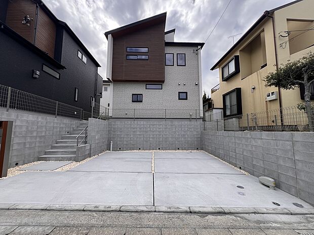 【駐車場】お車は2台並列で駐車可能です(2号棟)