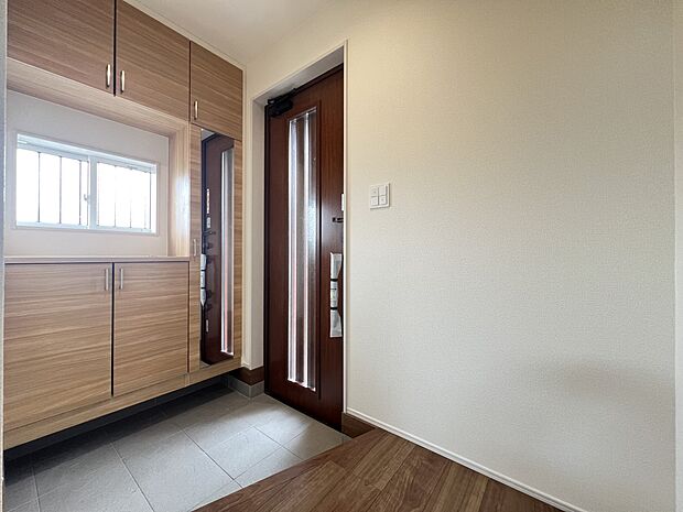 【玄関】玄関には姿見付きのシューズボックスを設置しました(1号棟)