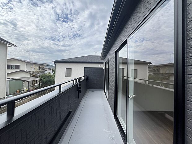 【バルコニー】南向きの陽当り良好なバルコニー 2部屋から出入り可能です(1号棟)