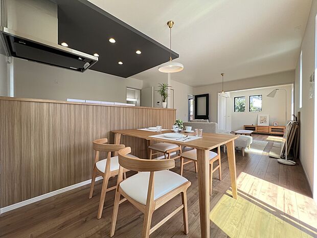 【リビング】洋室4.5帖が隣接したリビングです