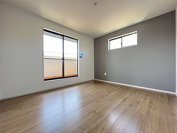 【洋室】洋室7帖　WIC、バルコニー付きのアクセントクロスがお洒落な洋室です