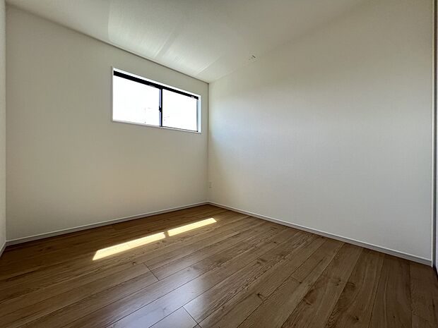 【洋室】洋室5.2帖　お子さまの居室にちょうど良い広さです