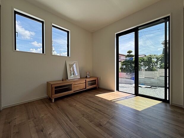 【洋室】洋室4.5帖　2面採光、収納スペース付き