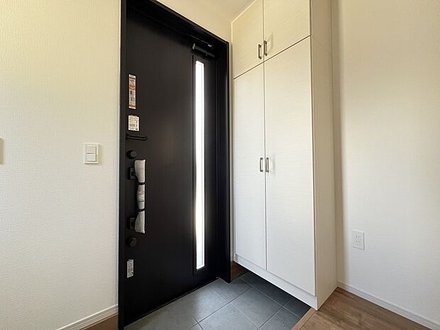 【玄関】下駄箱収納付きの明るい玄関