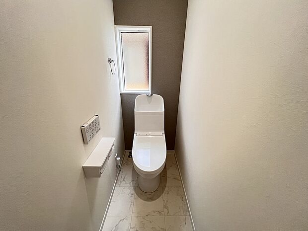 【トイレ】トイレは各階にご用意。ウォシュレット機能付き