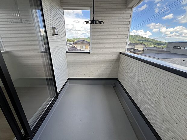 【バルコニー】インナータイプの南向きバルコニー 陽当り・眺望良好です(1号棟)