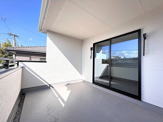 【同仕様写真(その他内観)】南向きのバルコニーは陽当たり良好です!(2号棟同仕様)