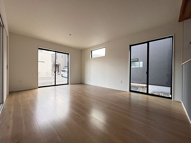 【リビング】LDK16.7帖　掃き出し窓を2ヶ所に設置　明るく風通しの良い空間です(3号棟)