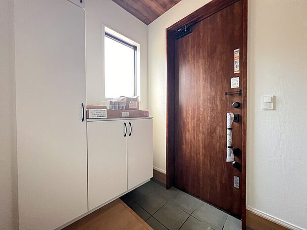 【玄関】シューズボックス、S.I.C付きの収納豊富な玄関スペース(3号棟)