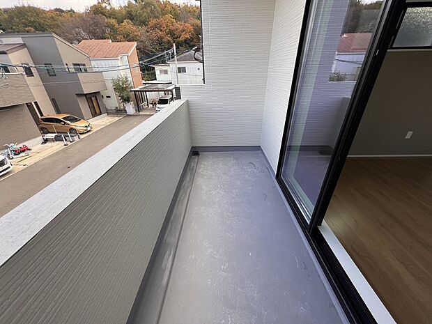 【バルコニー】7.1帖の洋室から出入り可能なバルコニー(3号棟)