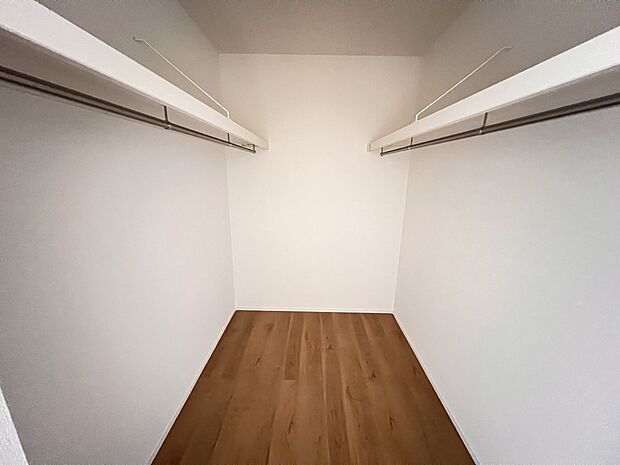 【ウォークインクローゼット】ハンガーパイプ付きのウォークインクローゼット(3号棟)