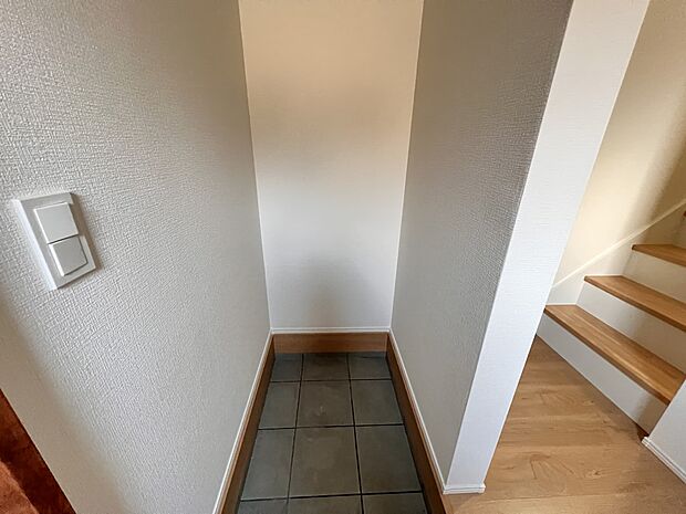 【収納】ベビーカーやアウトドアグッズ等の収納に役立つシューズインクローク(3号棟)