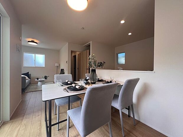 【リビング】広めのリビングルームはご家族の憩いの場として大活躍です（1号棟）