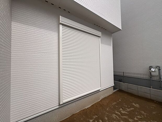 【防犯設備】外観を損なわないシンプルなデザインのシャッター。防犯や台風対策に効果的
