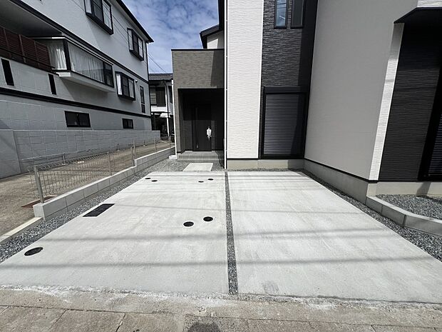 【駐車場】お車は2台駐車可能です(1号棟)
