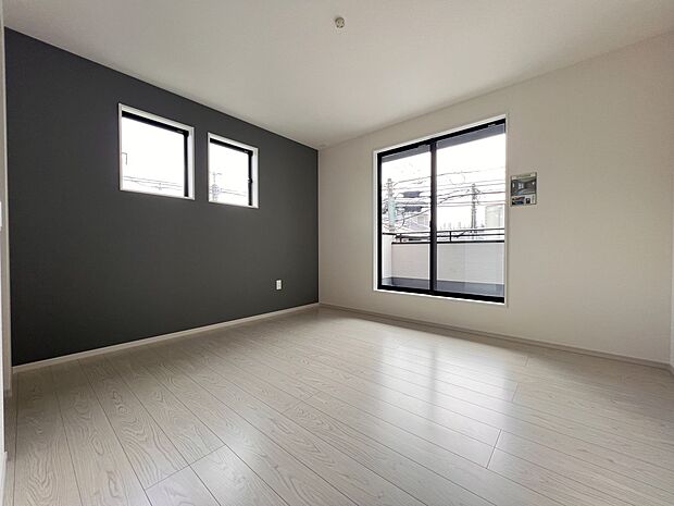 【洋室】洋室7.5帖　WIC、バルコニー付きのアクセントクロスがお洒落な洋室です(1号棟)