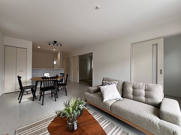 【リビング】LDK17.7帖 広めのリビングは家族団らんにピッタリの空間です(1号棟)