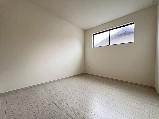 【洋室】洋室5.7帖 2階の居室は全室南西向きでどのお部屋も明るい印象(1号棟)