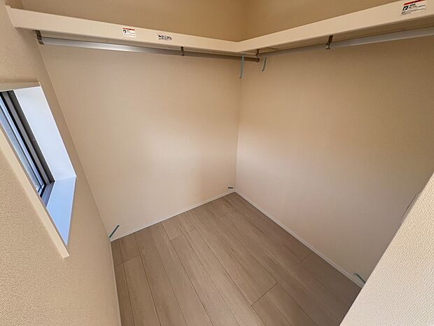 【ウォークインクローゼット】ハンガーパイプ付きのウォークインクローゼット(1号棟)