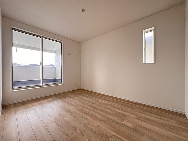 【洋室】洋室6帖 こちらもバルコニー付きのお部屋!南向きで明るい印象です