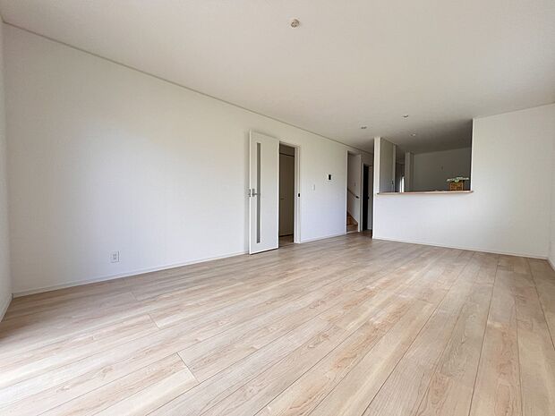 【リビング】LDK19帖　広々としたリビングは家族団らんにピッタリの空間です