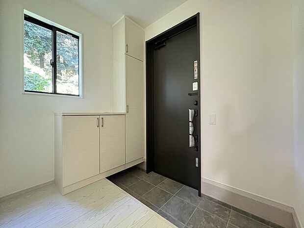 【玄関】下駄箱収納、換気に便利な小窓付きの玄関(2号棟)