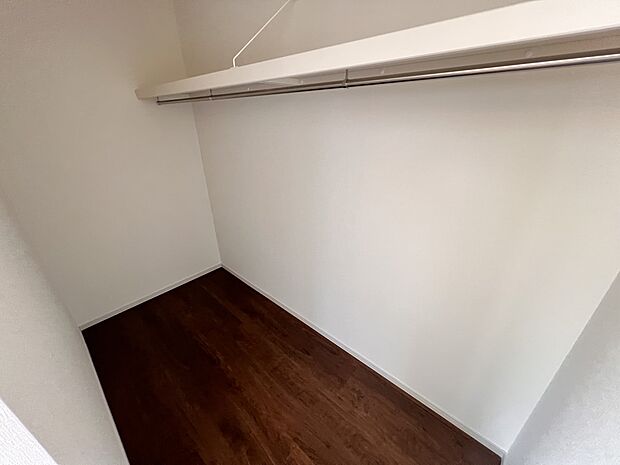 【ウォークインクローゼット】6帖の洋室に設けられたウォークインクローゼット