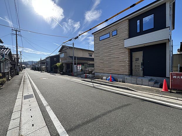【前面道路含む現地写真】前面道路：南東側8.3ｍ公道