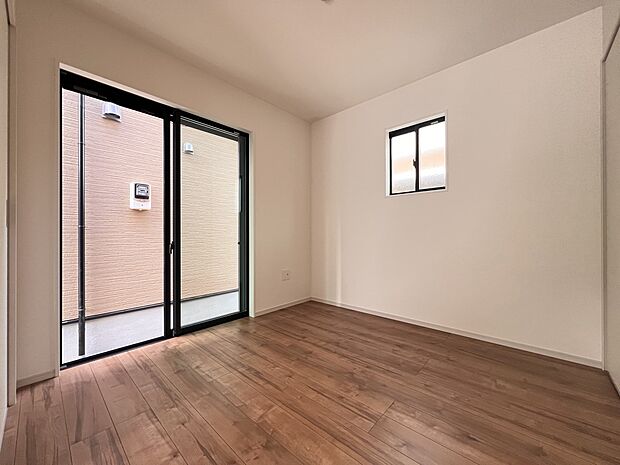 【洋室】洋室4.5帖 お子様の遊び場としても目が行き届きやすくて安心です