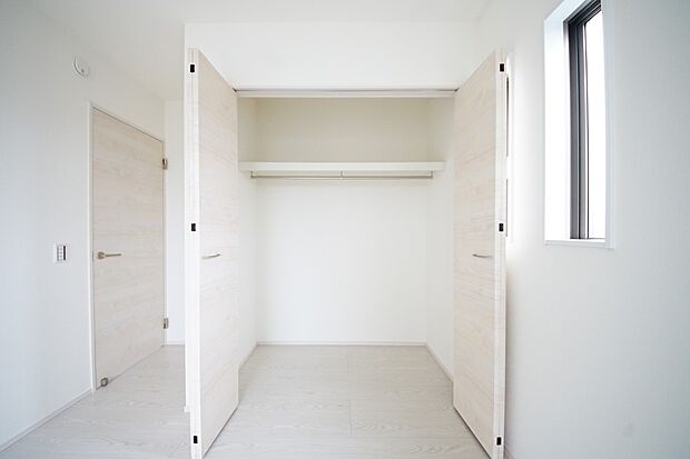 【同仕様写真(その他内観)】クローゼット収納(1号棟同仕様)