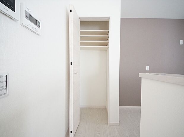 【同仕様写真(その他内観)】キッチン横　パントリー収納(2号棟同仕様)